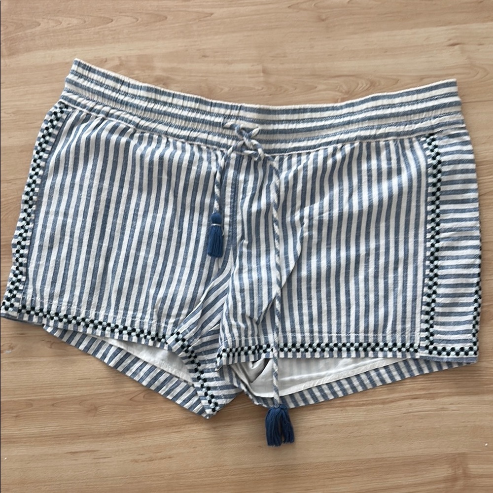 Vineyard vines Shorts with Tassels